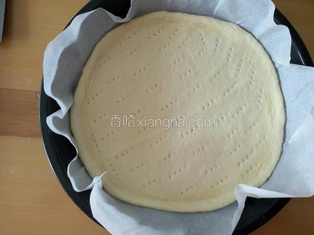 首先准备一个披萨饼底 （具体方法请看上一个菜谱）