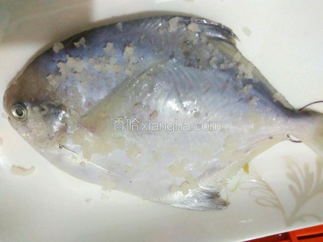 先用少许的盐擦擦放一会（三四分钟）