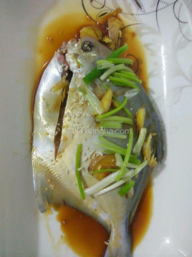 鱼洗干净，用酱油，姜，鸡精，姜腌制一会（一提鲜二去腥味）