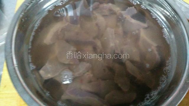 拿水将猪肝的血水洗掉，在换水泡上10分钟