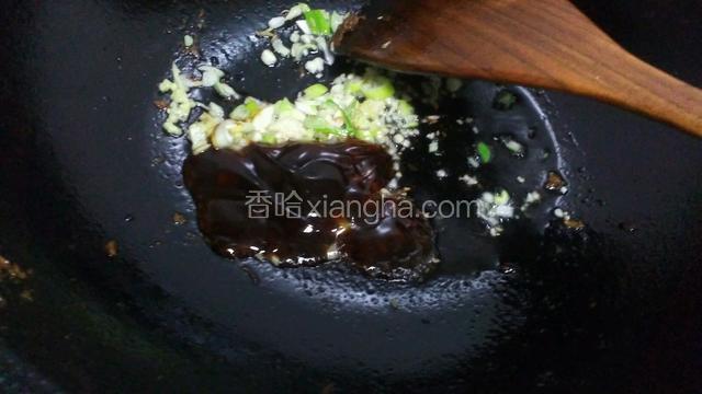 加入蚝油炒香