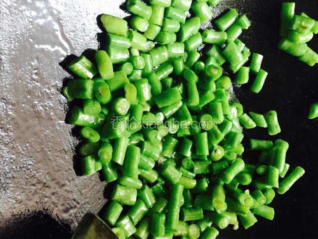 捞起的豆角切小段