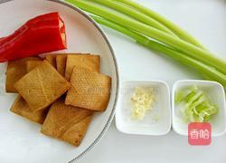 豆干炒芹菜的做法图解1