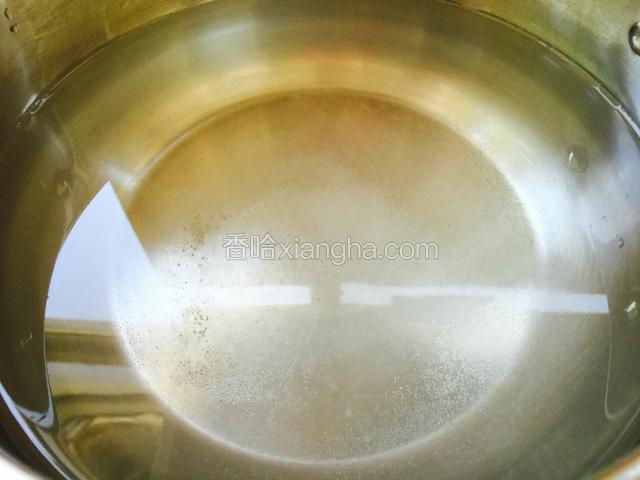 锅里加入清水烧开，放一小勺盐。