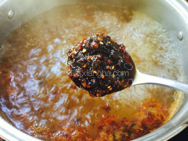水开后放入两勺火锅底料。