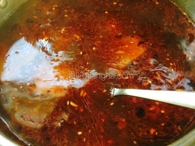 把鹌鹑蛋，土豆，午餐肉，芝士年糕这类耐煮的菜先放进汤锅里煮。