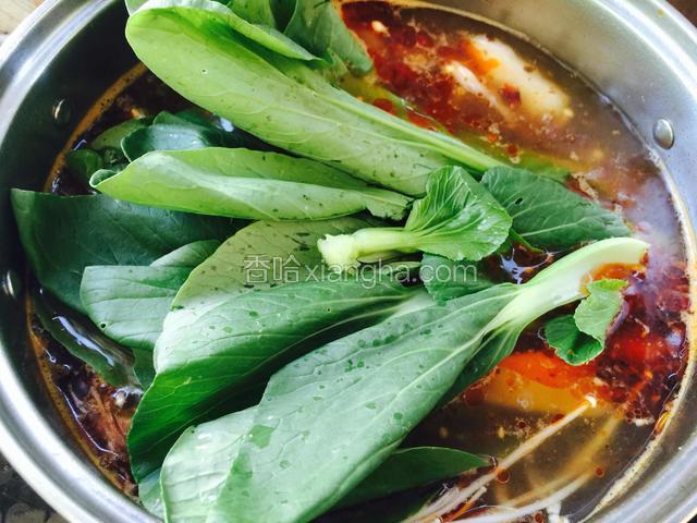 煮上三四分钟后把金针菇和青菜再放进去煮上一分钟。