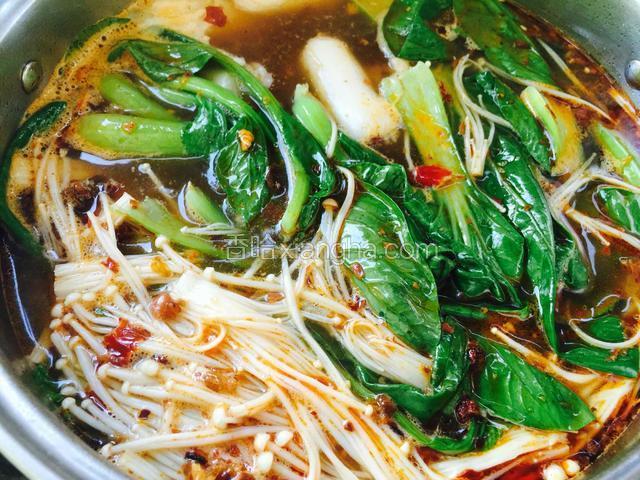 煮好后的样子，不要煮时间太长否则金针菇就嚼不动了。