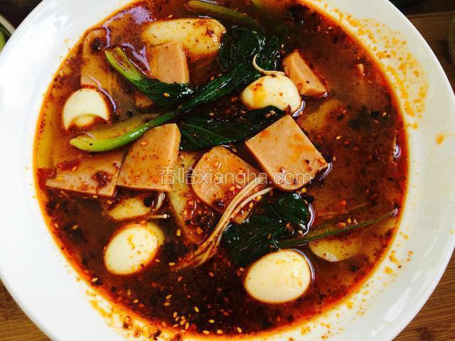 把菜捞出来，放在一个比较大的汤盆中，浇上汤汁。