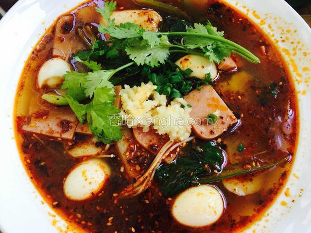 挤上蒜蓉，撒入小香葱，再放上香菜就可以了。