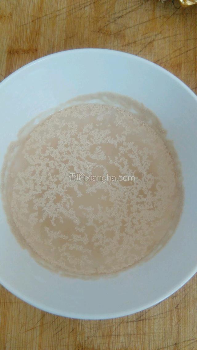 不烫手的温水，加入酵母搅拌匀。