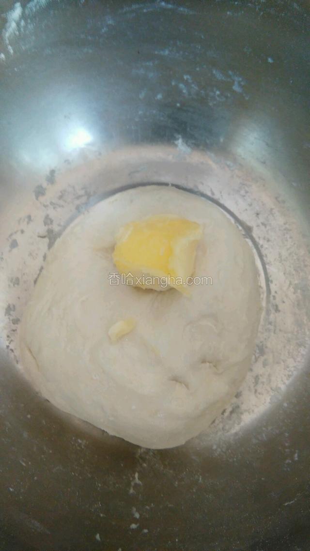 加入黄油，继续揉面团使面团充分融合。