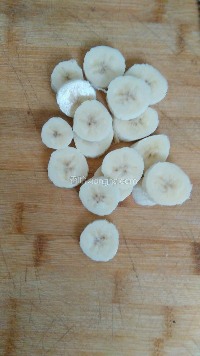 香蕉切成小片。