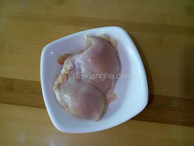 首先腌制鸡肉