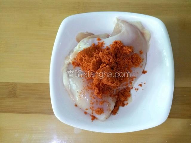 洗净的鸡胸肉加入少许新奥尔良腌料