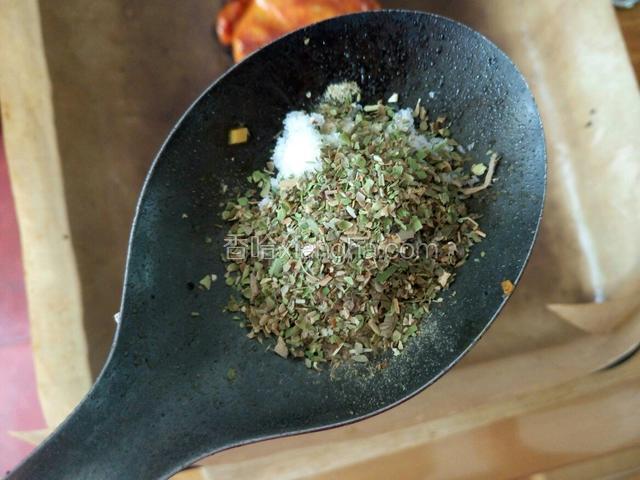 把糖 盐，黑胡椒，牛至叶和罗勒叶，一同放入锅中