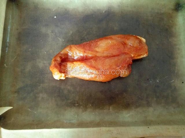 把腌制好的鸡胸肉放入烤箱 180度先烤十分钟