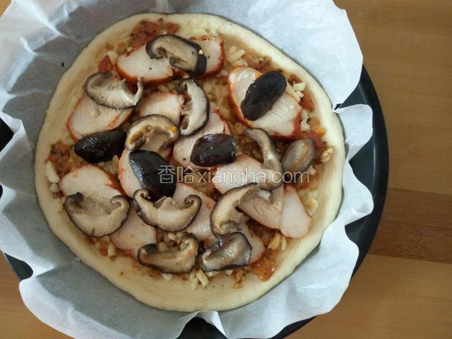 在摆上鸡胸肉和香菇