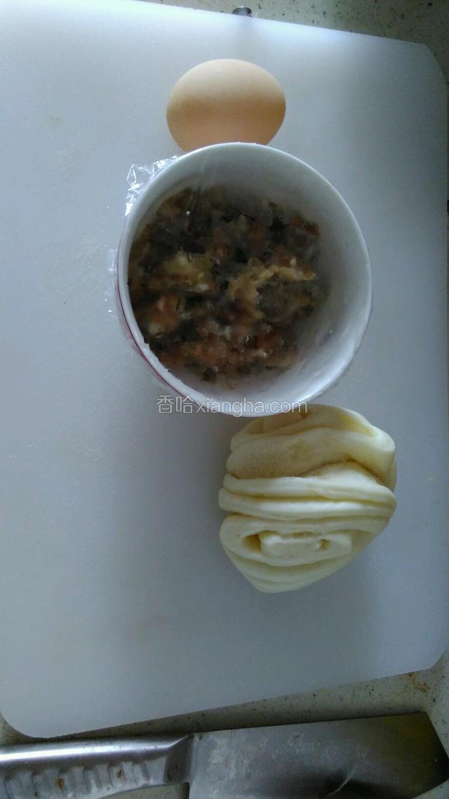 昨天剩下的肉馅，虽然放冰箱，但是冰箱东西很多，容易串味，干脆蒸了吃