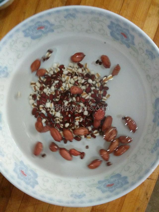 将花生 薏仁 红豆淘洗干净，分别用清水浸泡，十个小时