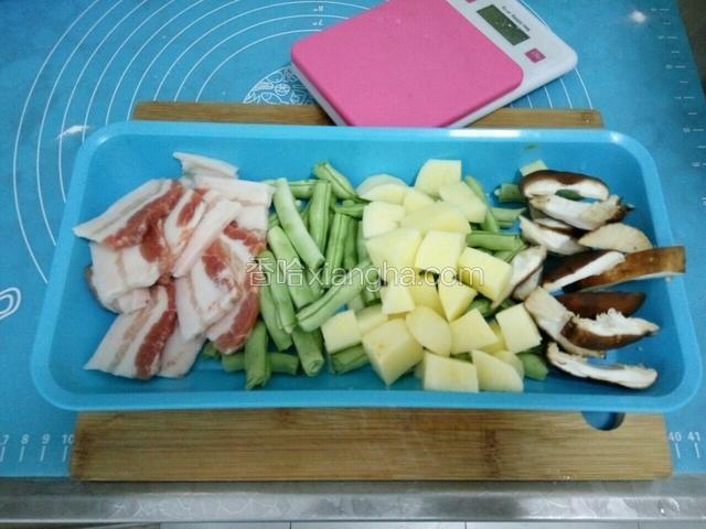 豆角土豆香菇五花肉洗净切块