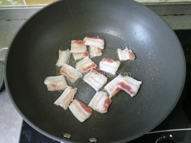 五花肉热油煸香出油