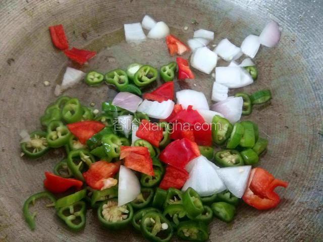 锅油热，煸炒辣椒，洋葱，加一点盐入味，盛出备用