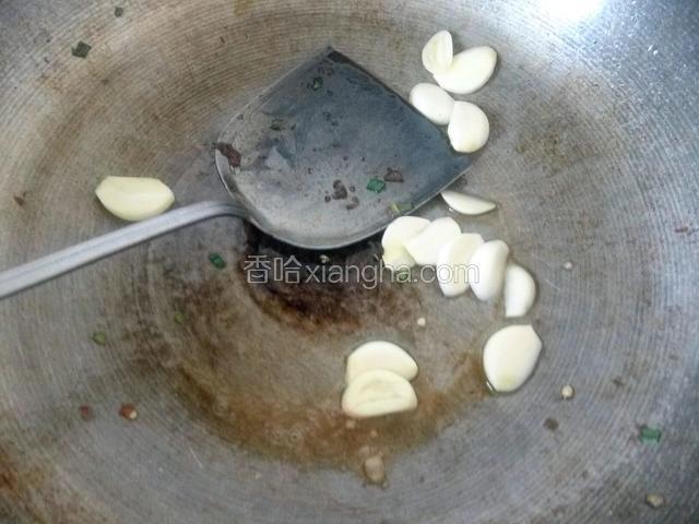 锅余油，爆香蒜片