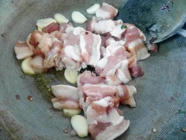 倒入肉片翻炒