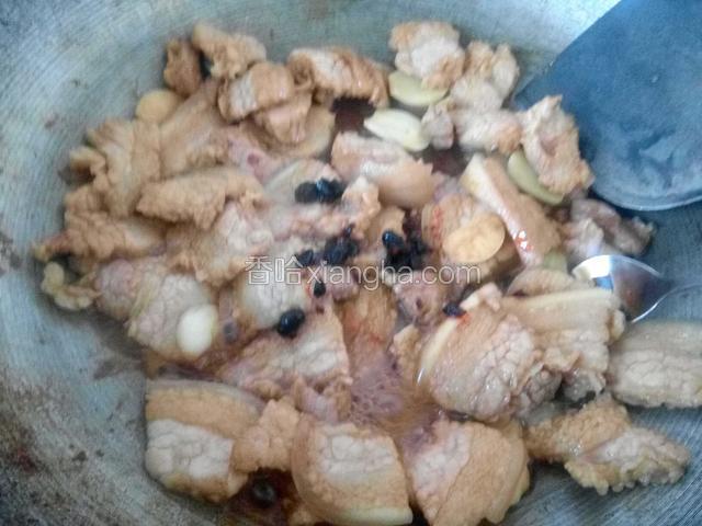 加料酒，生抽，老抽，豆豉翻炒