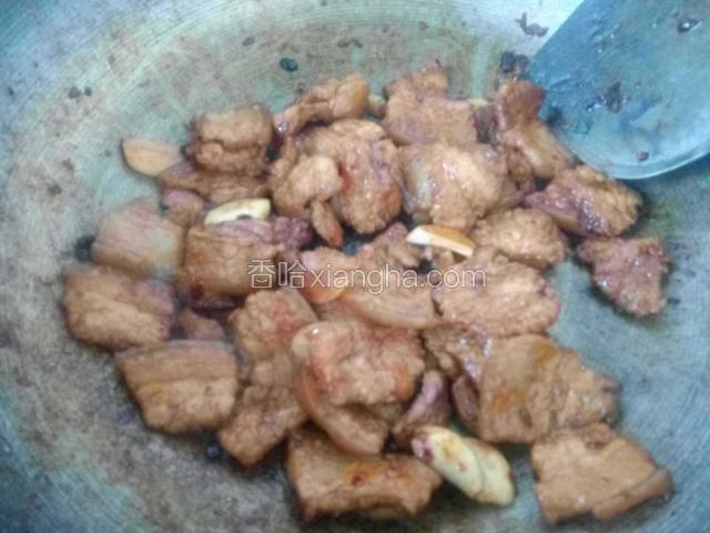 翻炒一会，五花肉出油了