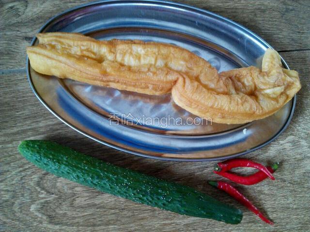 注备食材：油条、黄瓜、小米椒。