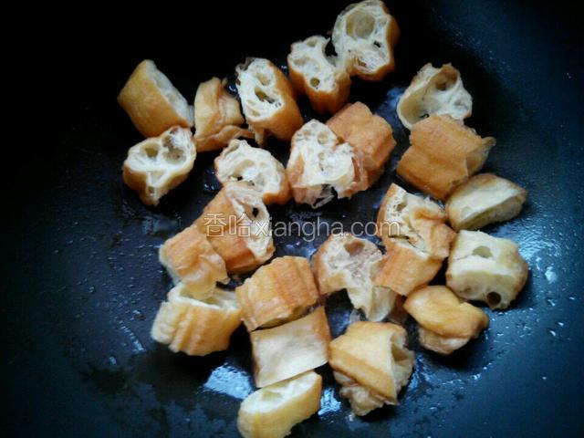 锅中加少许油，放入油条煎，不停的翻动，表皮酥脆后盛出。