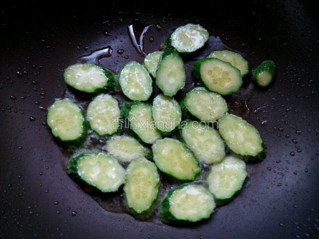 锅中放少许油，葱花爆香，放入黄瓜翻炒。