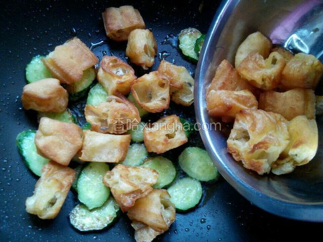 放入煎好的油条翻炒几下。