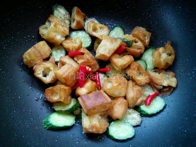 最后放上小米椒，炒10秒即可装盘盛出。