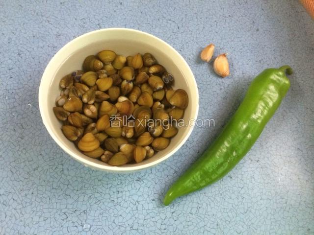 准备好图中的材料，蚶子用清水浸泡半天，再多次清洗干净。