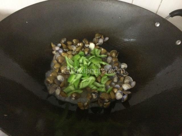 炒一会儿蚶子就会张开，这时候加入青椒，撒入少许盐调味。