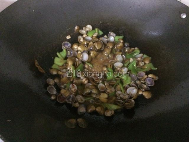 煸炒一会如果汤汁比较少，可以撒少许水继续炒一会。