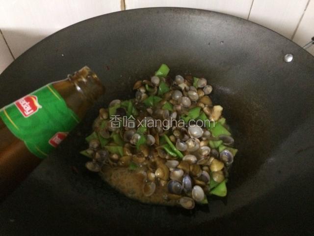 最后加入适量的蚝油翻炒均匀即可。