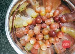 鲜榨葡萄汁的做法图解1