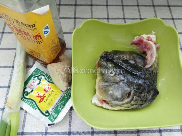 新鲜鱼头洗净，料酒，葱姜，姜粉备齐