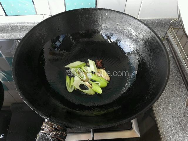 热锅凉油爆香葱姜花椒大料