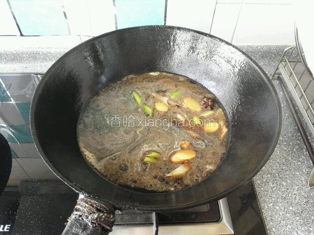倒入酱油，盐，糖，醋和适量清水