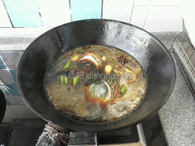 水开下入腌好鱼头，在次开锅中火炖半小时