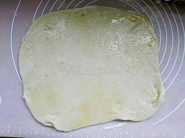 把提前和好面团，放面板上用擀面杖擀开，抹一层食用油和少许盐