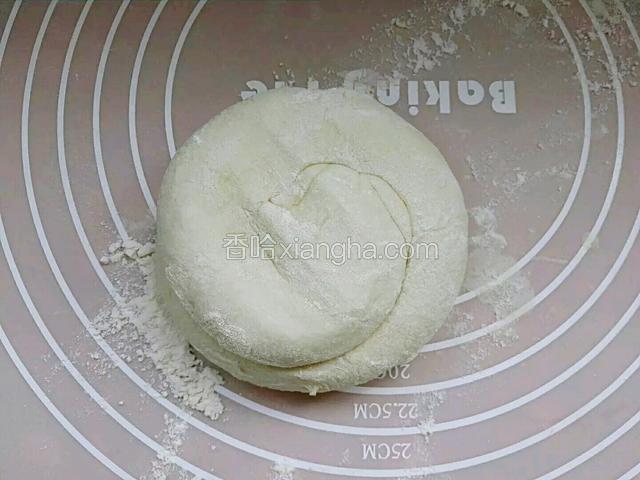 从一边卷成条在卷成饼挤