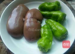 青椒炒猪腰的做法图解1