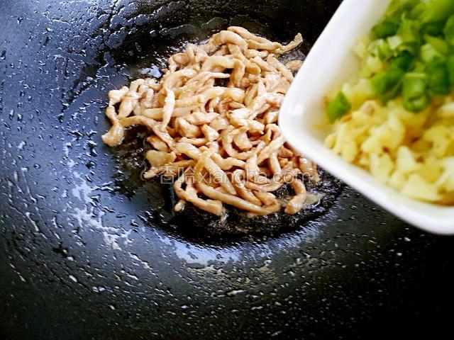 放入葱姜蒜翻炒均匀