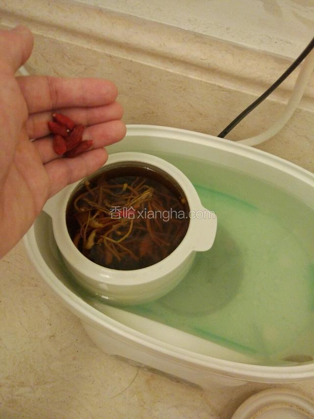 打开盖子，放适量的盐，鸡精，枸！再炖十分钟！